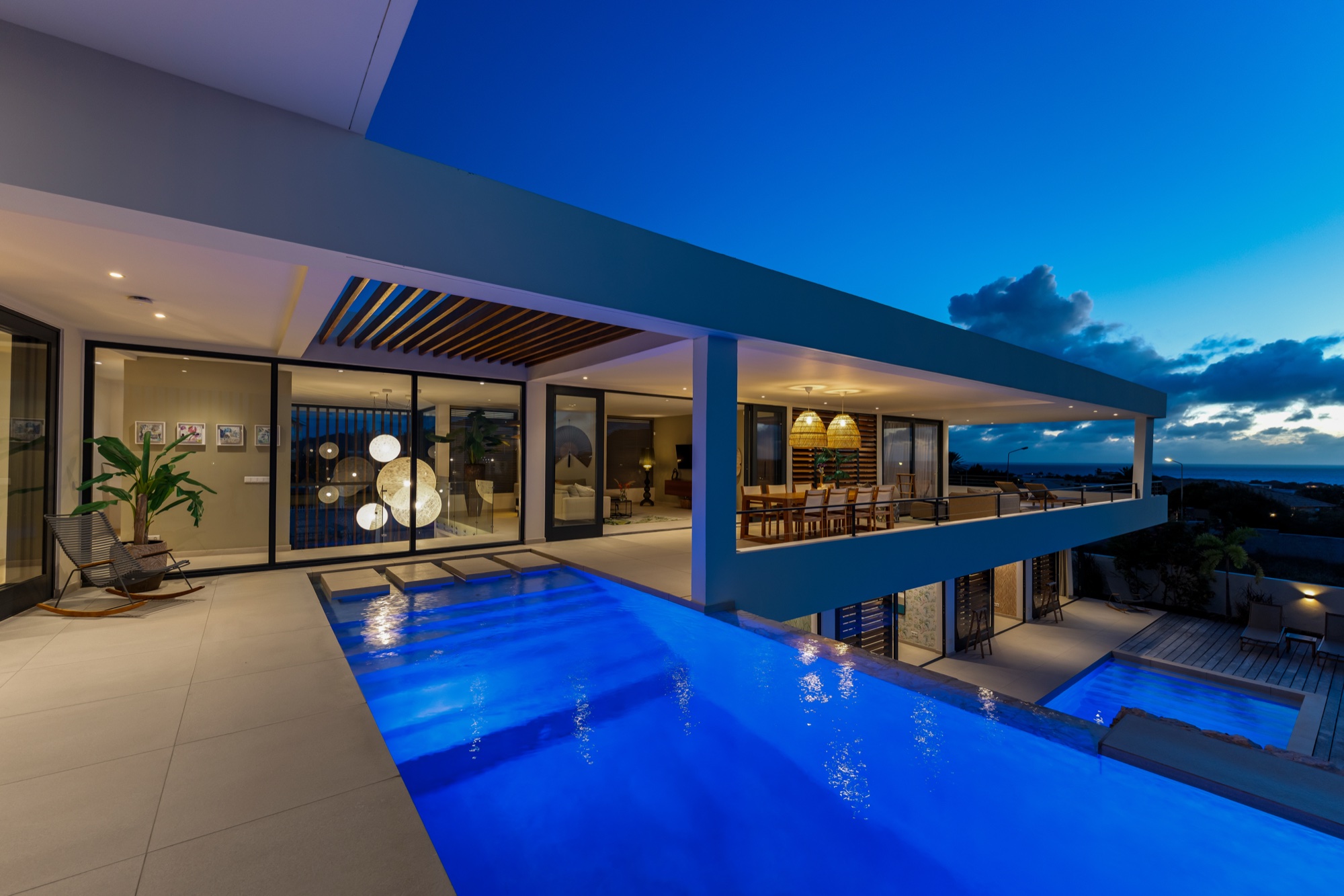 Villa Riva, zwembad met ligbedden en zeezicht